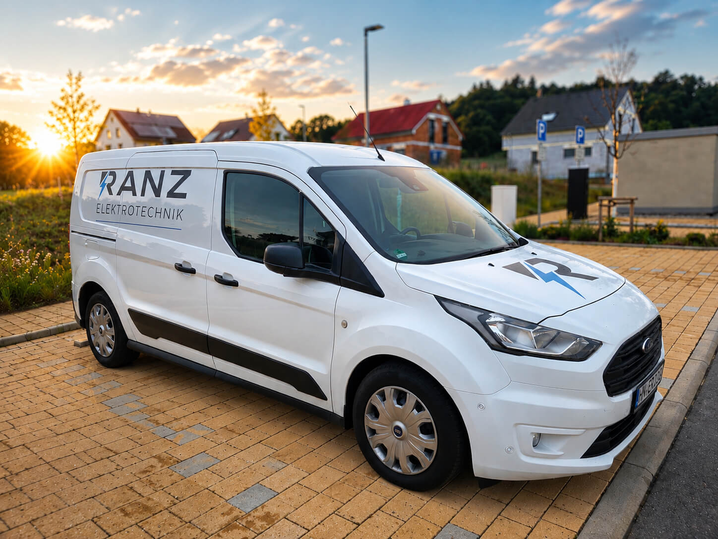RANZ Elektrotechnik - Transporter mit Logo